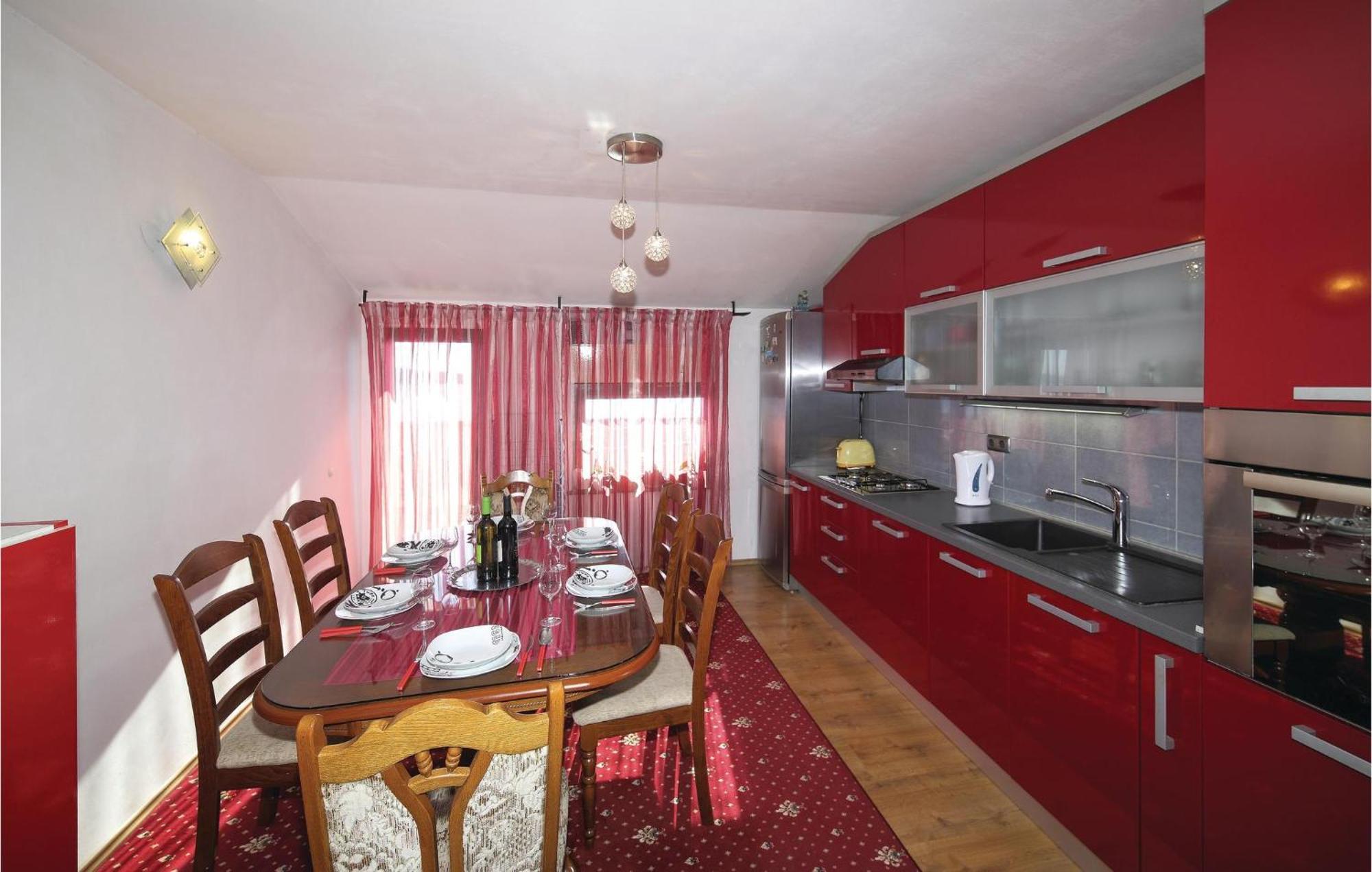 3 Bedroom Cozy Apartment In Kastel Kambelovac Kaštela エクステリア 写真