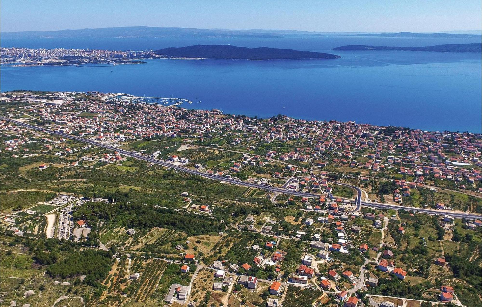 3 Bedroom Cozy Apartment In Kastel Kambelovac Kaštela エクステリア 写真